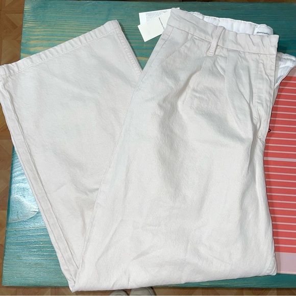 NWT Abercrombie & Fitch Ultra High Rise, Wide Leg (SHORT) - Picture 3 of 5